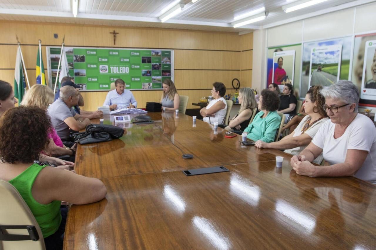 Município aposenta 12 servidores municipais