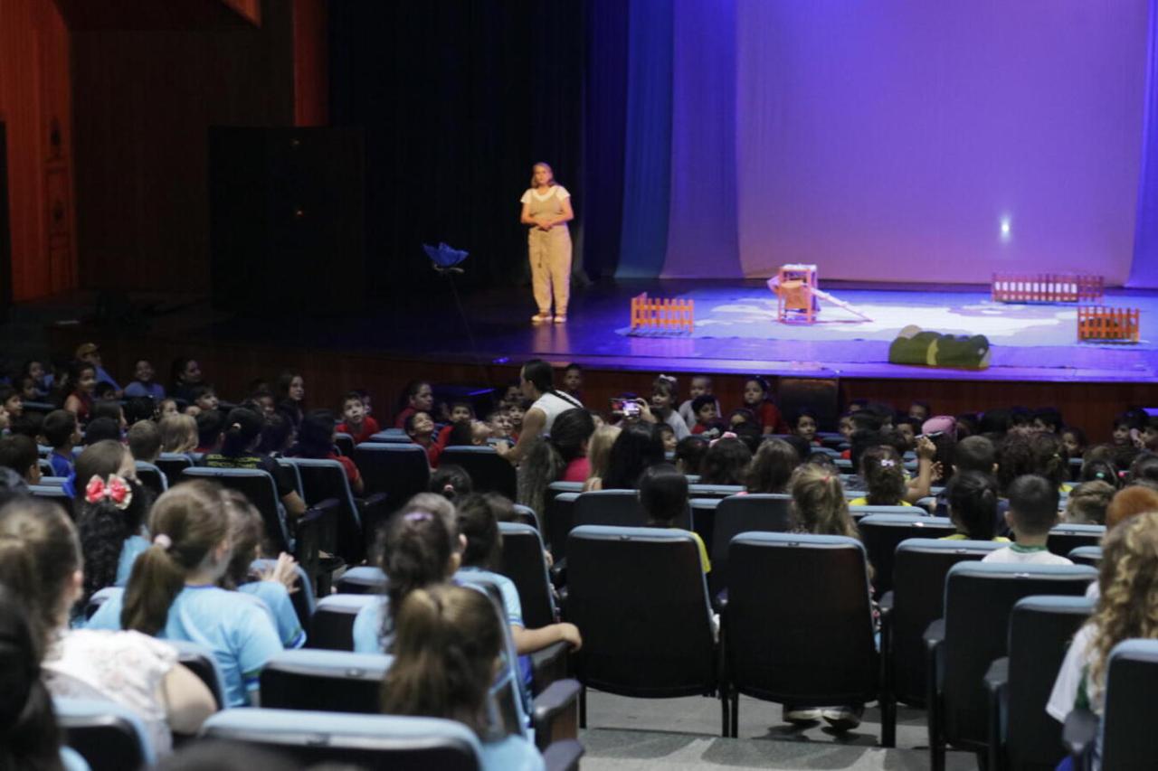 Estudantes de Toledo se divertem com o espetáculo “A Galinha Pim-Pim”