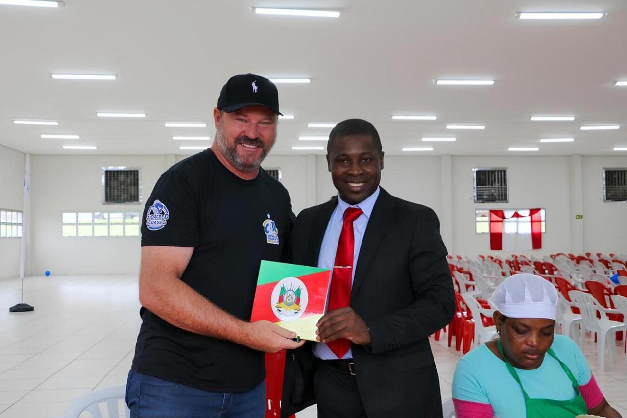 Haitianos de Toledo comemoram o Dia da Bandeira e prestam homenagem ao RS