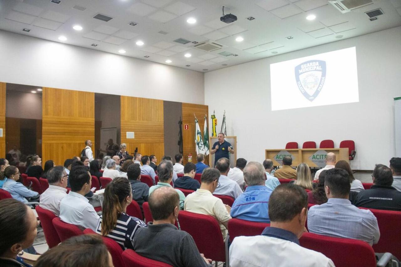 Na Acit, prefeitura participa de debate sobre insegurança causada por PSR