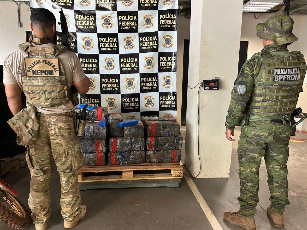 BPFRON apreende dois homens em posse de 300 kg de maconha em Cafezal Do Sul-PR