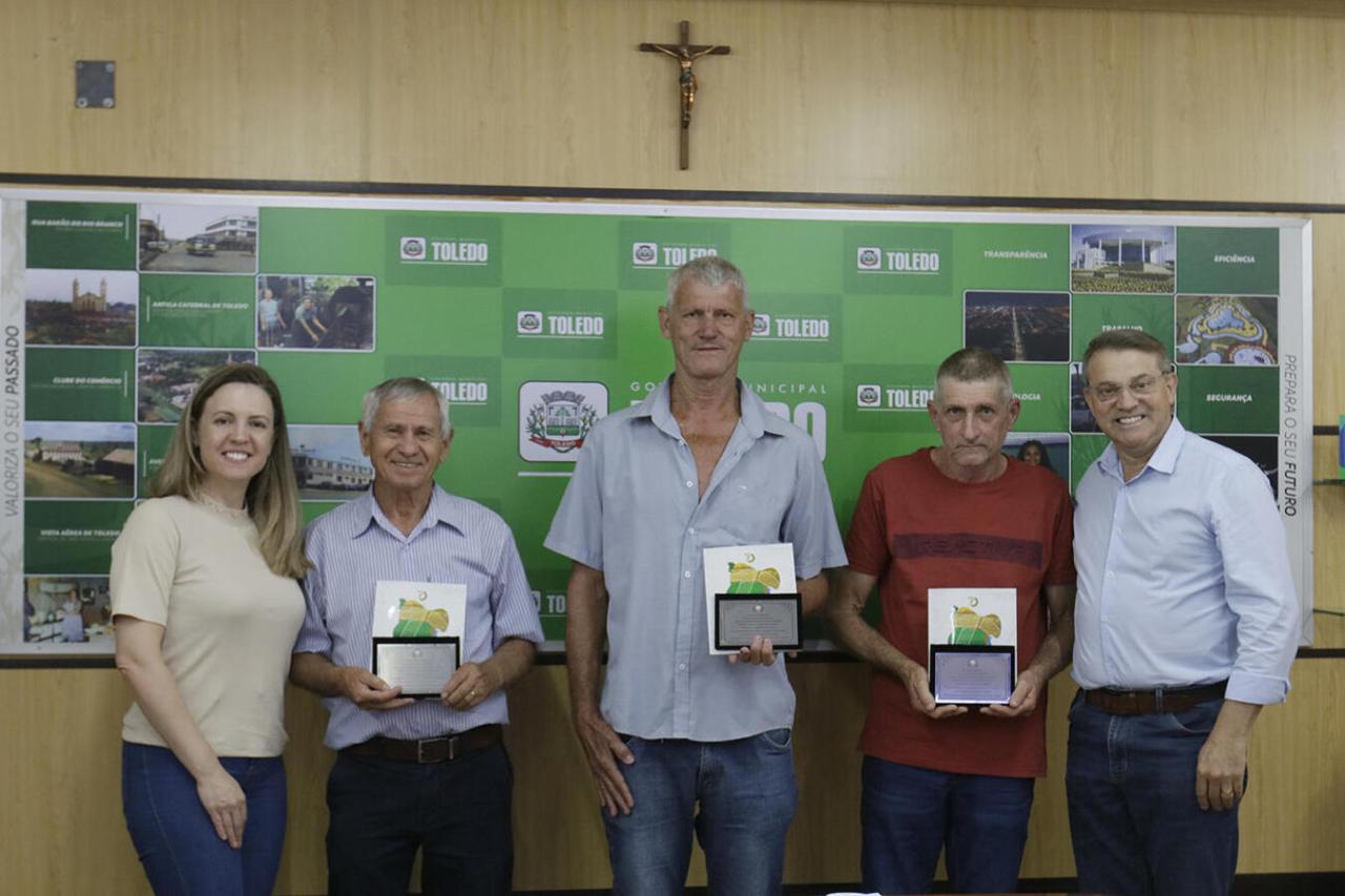 Servidores participam de ato para assinatura de suas aposentadorias