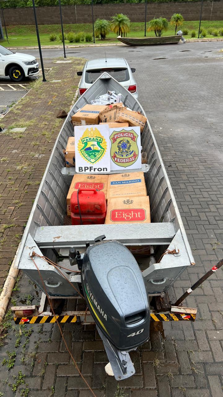 BPFRON E PF APREENDEM VEÍCULO, EMBARCAÇÃO, CIGARROS E REBOQUE FURTADO EM MERCEDES-PR