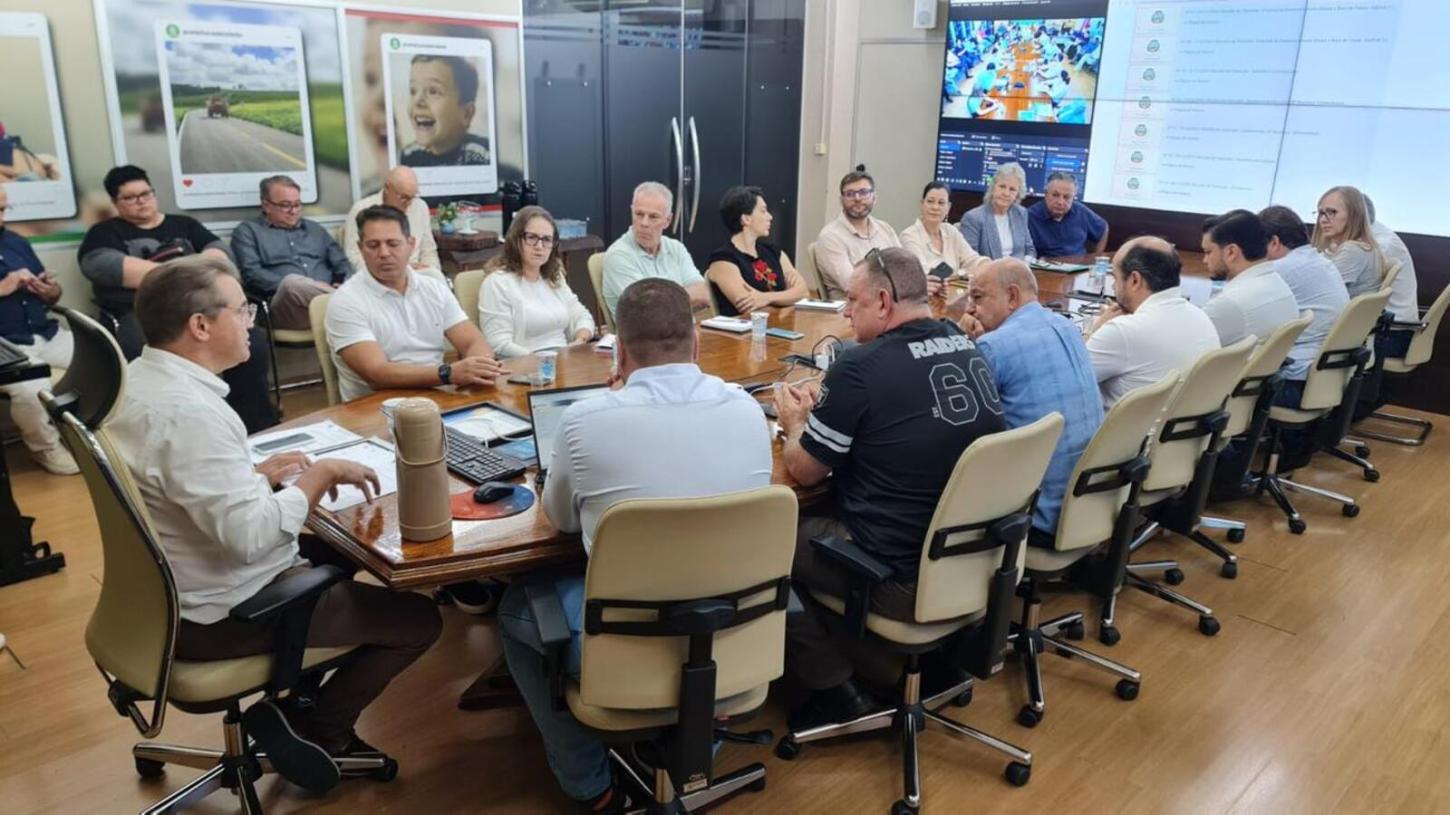 Reunião de transição lota Sala de Reuniões