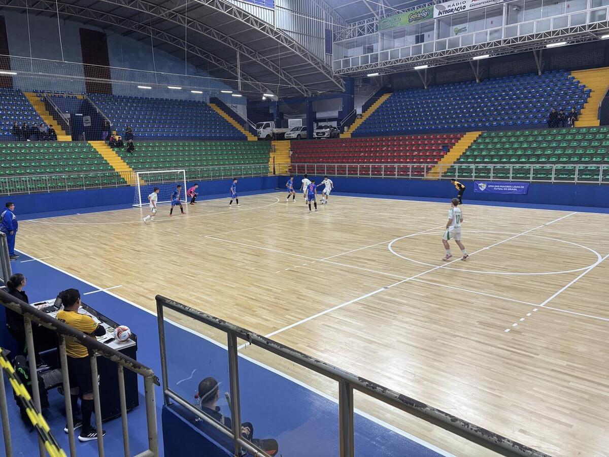 Toledo inaugura novo piso do Ginásio de Esportes Alcides Pan 
